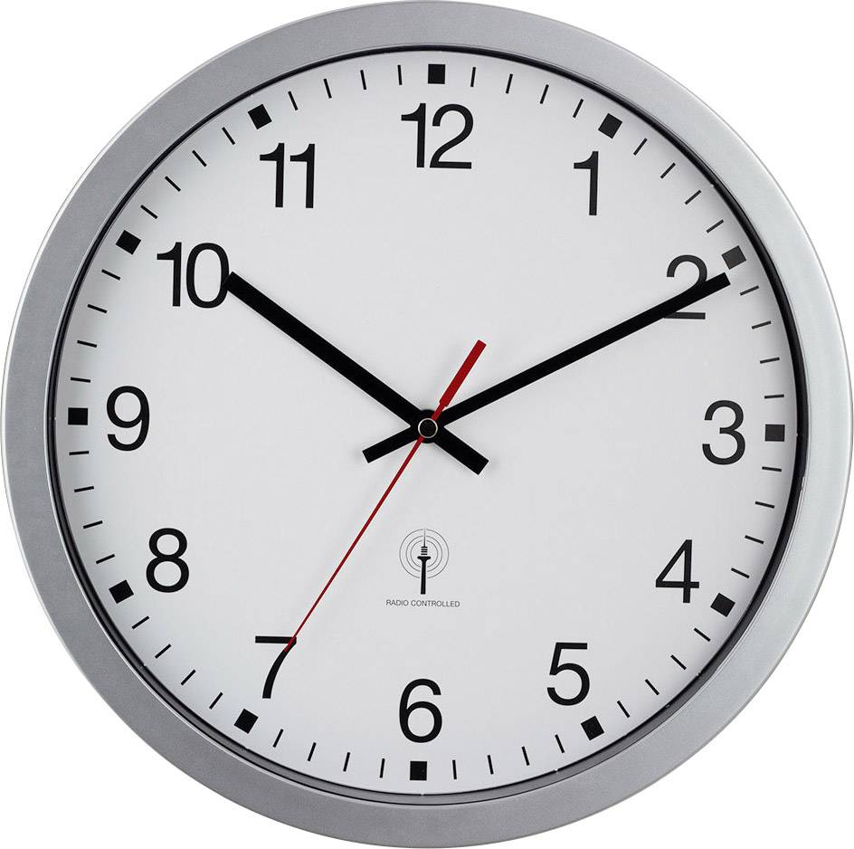 Analoge Uhr mit weißem Zifferblatt, schwarzen Zahlen und Zeigern. Die Uhr zeigt 10:10 Uhr. Es gibt einen roten Sekundenzeiger.