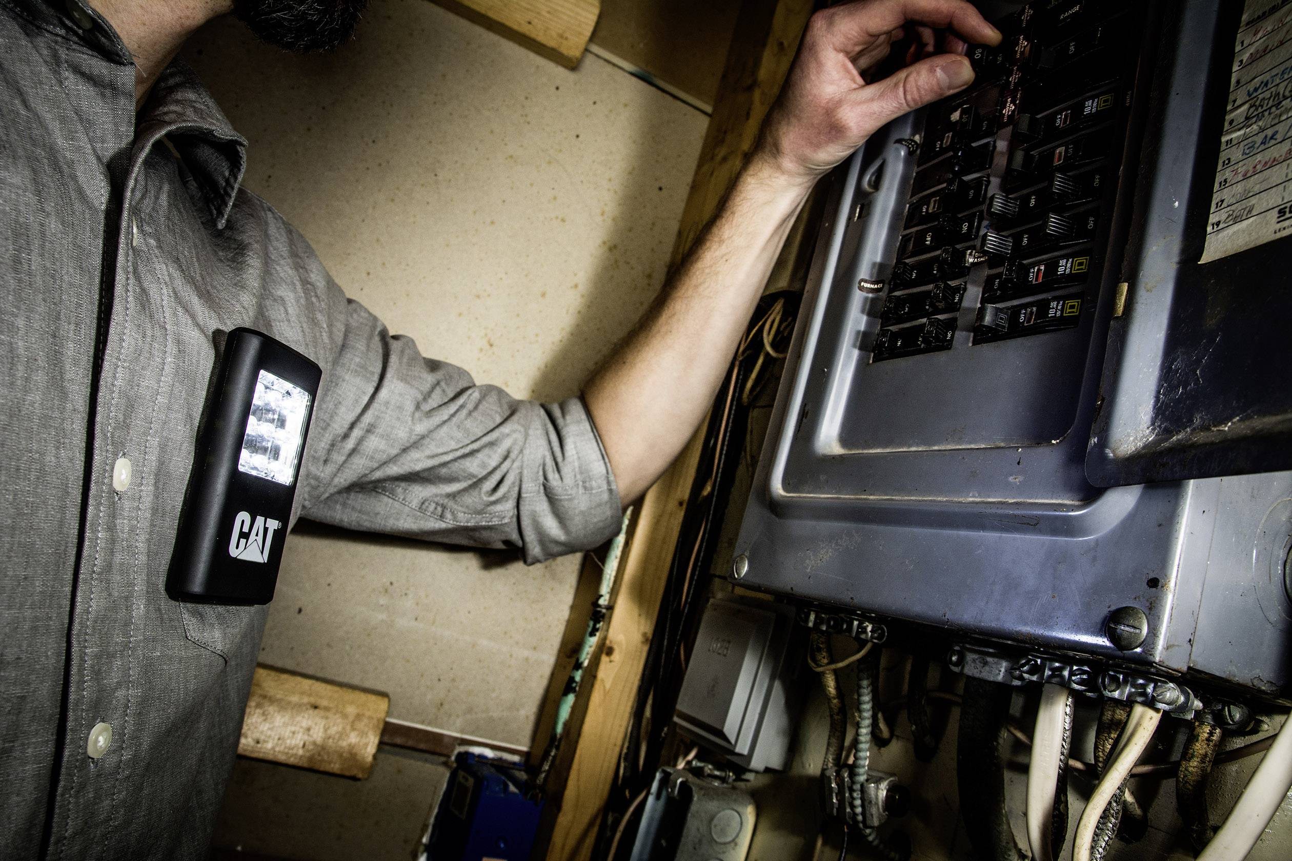 CAT Pocket Panel Light LED Arbeitsleuchte mit Gürtelclip batteriebetrieben 10 h 121 g