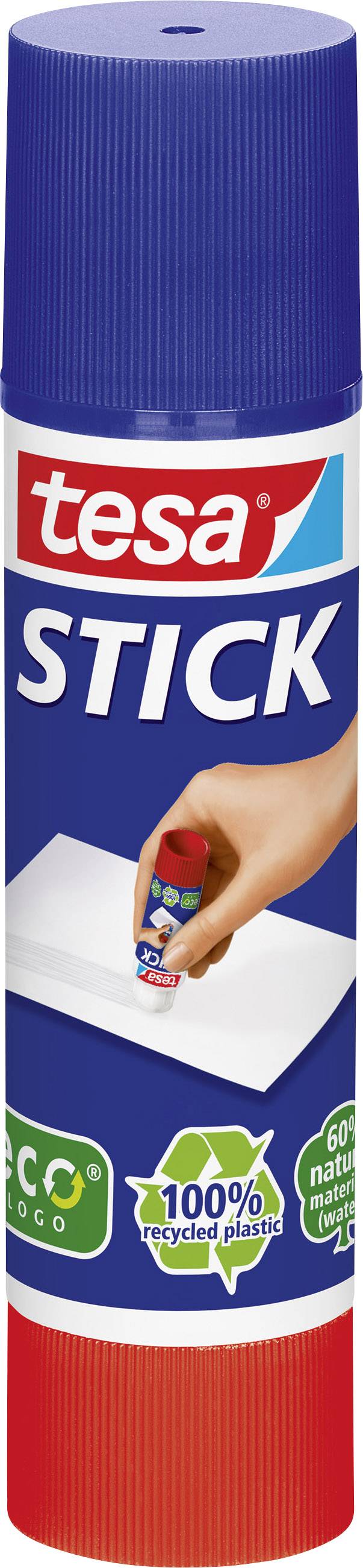 Klebestift mit blauem Deckel und rotem Boden. Marke 'tesa'. Etikett zeigt Hand, die den Stift auf Papier benutzt. Enthält recycelten Kunststoff.