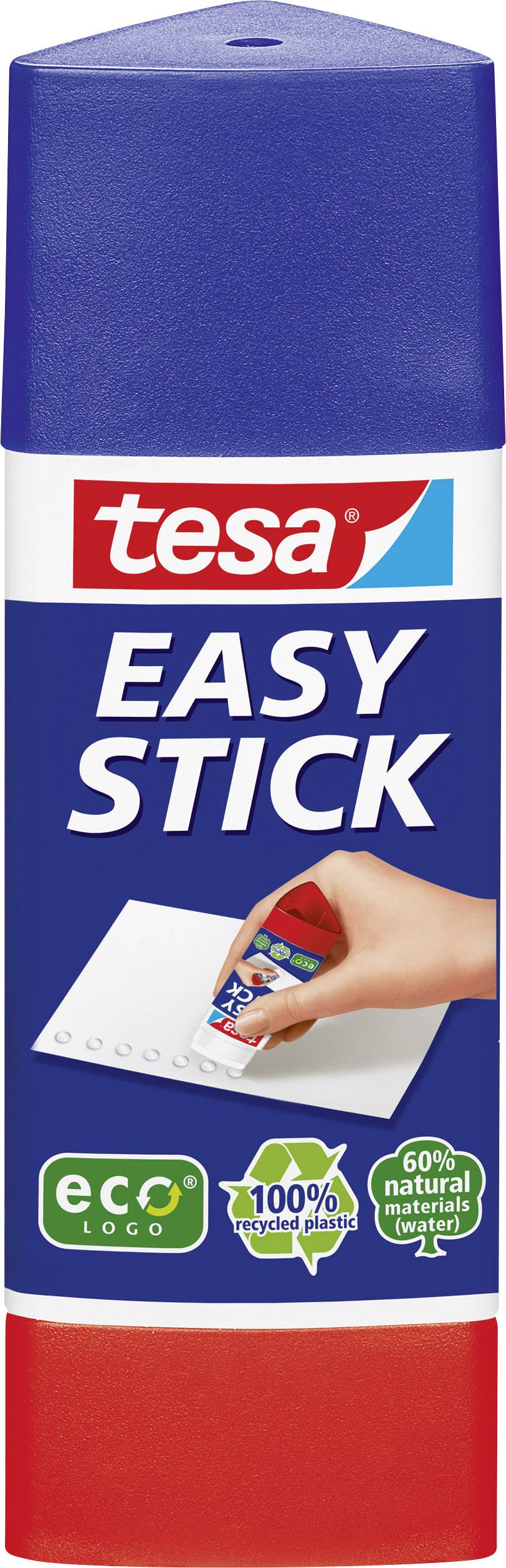 Ein Tesa Easy Stick Klebestift, dreieckig, mit blauer Kappe. Verpackung zeigt ein Bild einer Hand, die Papier klebt. Enthält 60% natürliche Materialien.