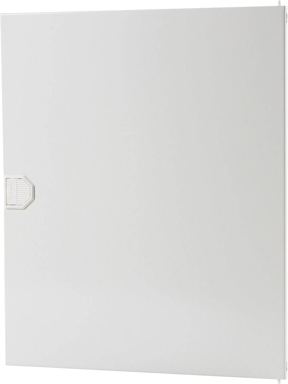 Ein weißer Schrank mit einer geschlossenen Tür und einem Griff links in der Mitte. Der Schrank steht vor einem neutralen Hintergrund.