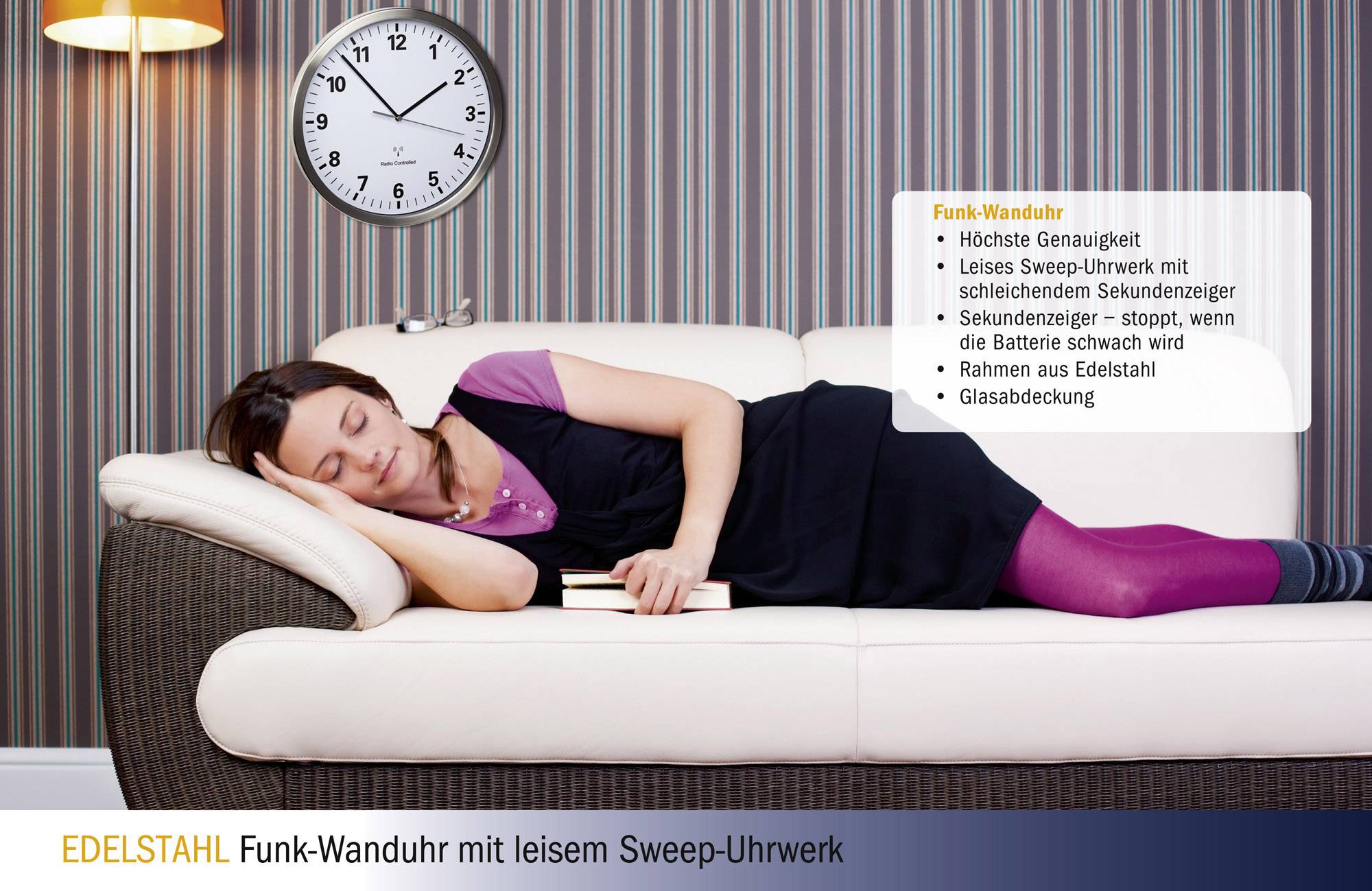 Frau schläft mit Buch auf Sofa. Rechts oben: Liste von Eigenschaften einer Funk-Wanduhr. Links: Uhr zeigt 10:10 Uhr.