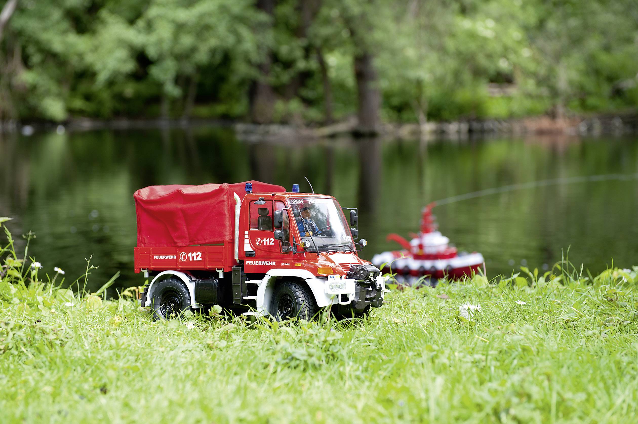 Carson Modellsport Unimog Mercedes Benz U300 Feuerwehr 1:12 RC Einsteiger Funktionsmodell Baufahrzeug inkl. Akku, Ladegerät und
