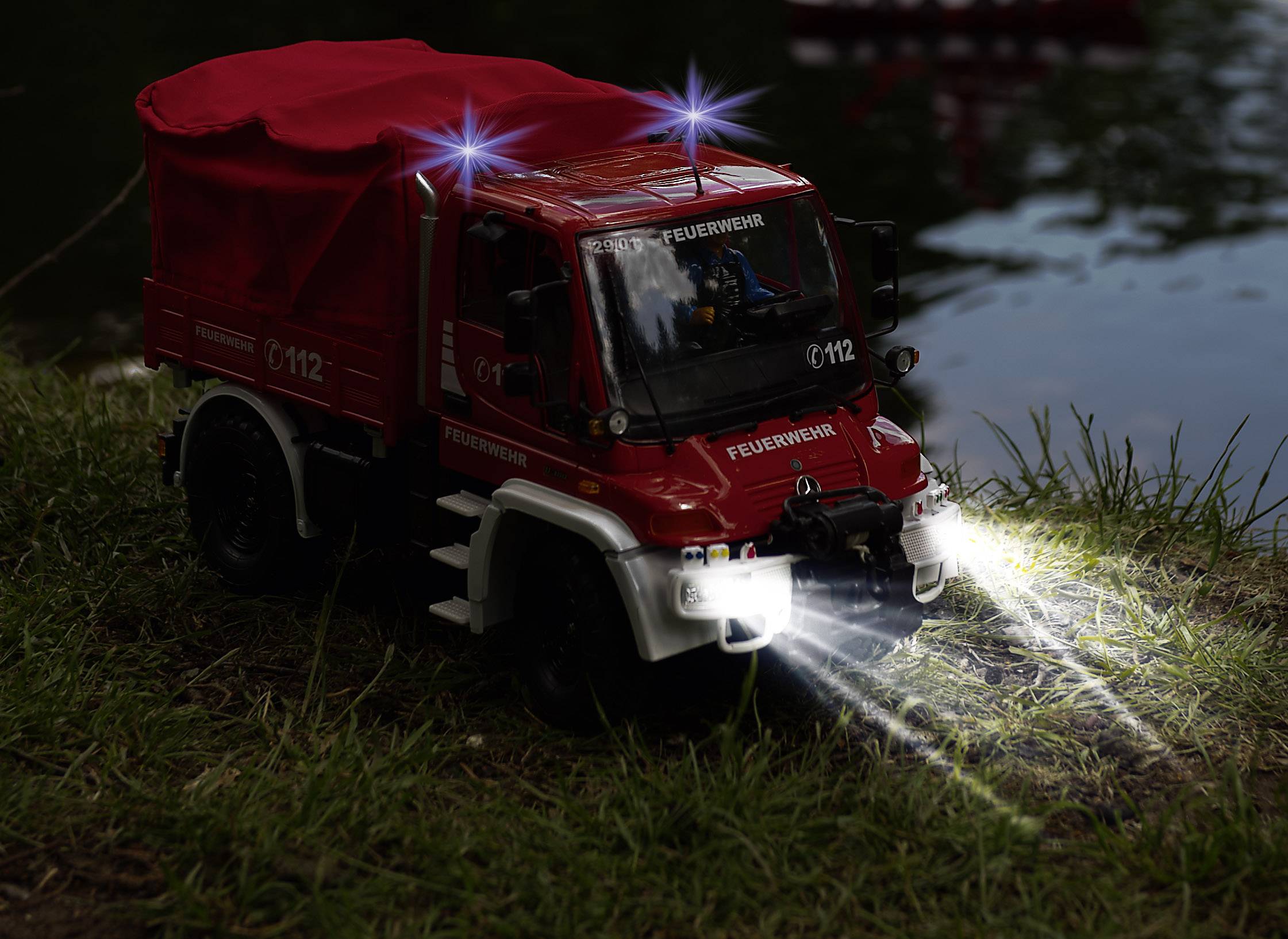 Carson Modellsport Unimog Mercedes Benz U300 Feuerwehr 1:12 RC Einsteiger Funktionsmodell Baufahrzeug inkl. Akku, Ladegerät und