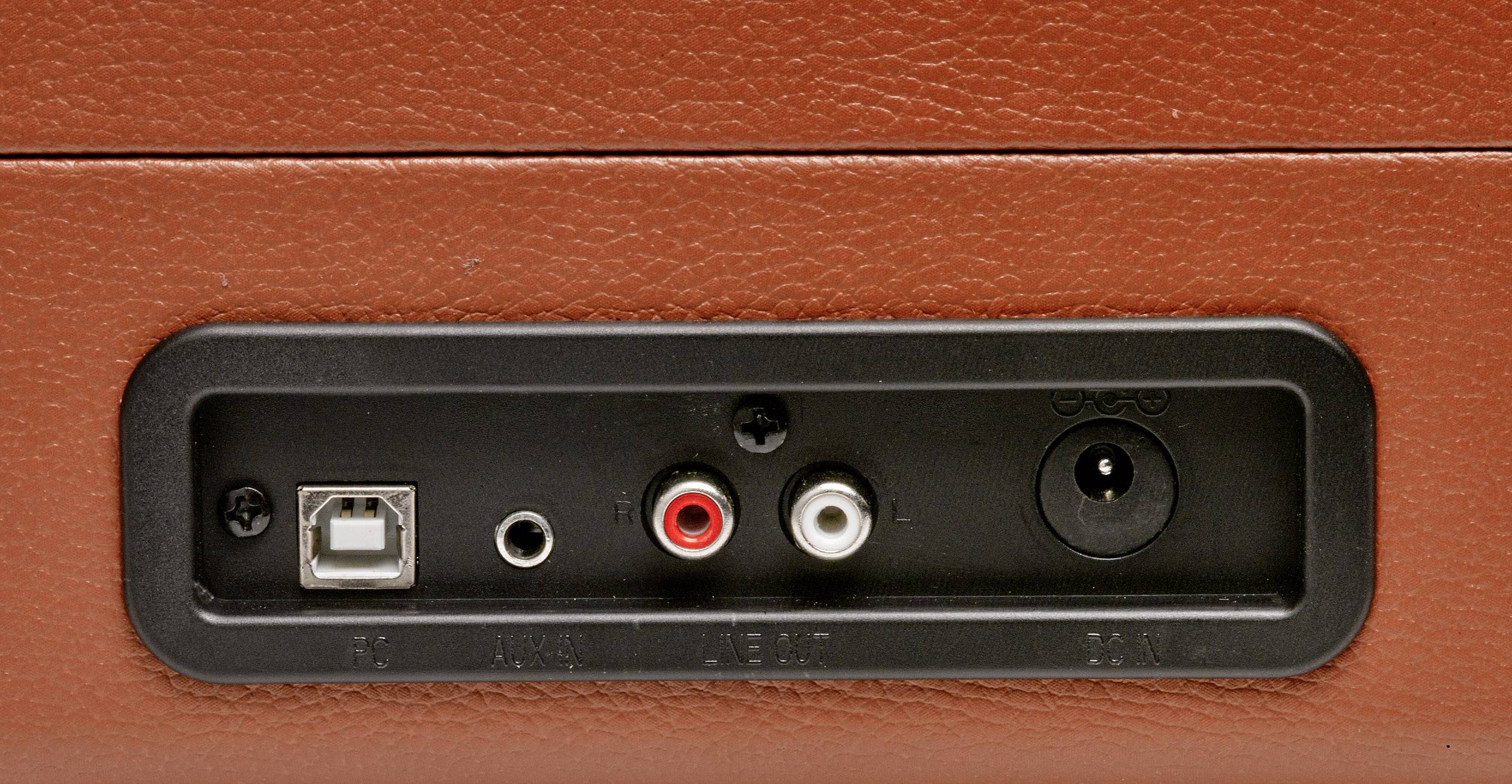 Rückseite eines Lautsprechers mit verschiedenen Anschlüssen: USB, Kopfhörer, rote und weiße Audiobuchsen, sowie Netzteilbuchse.