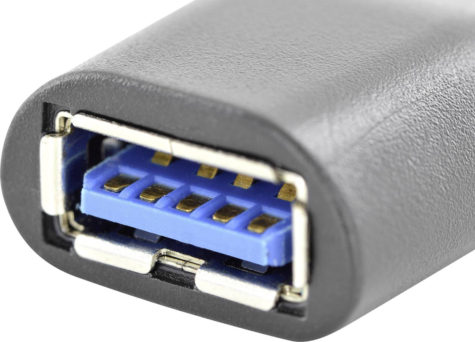 Nahaufnahme eines USB 3.0-Anschlusses mit blauen inneren Kontakten und schwarzer Außenhülle, geeignet für schnelle Datenübertragung.