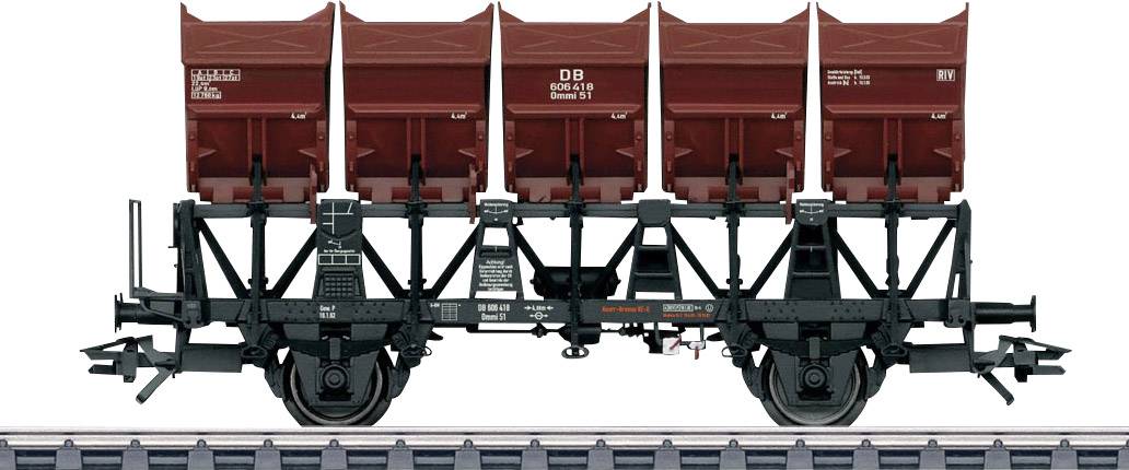 Eisenbahnwagen mit roten Schüttgutbehältern auf Gleis, möglicherweise für den Transport von Schüttmaterial wie Kohle oder Erz geeignet.