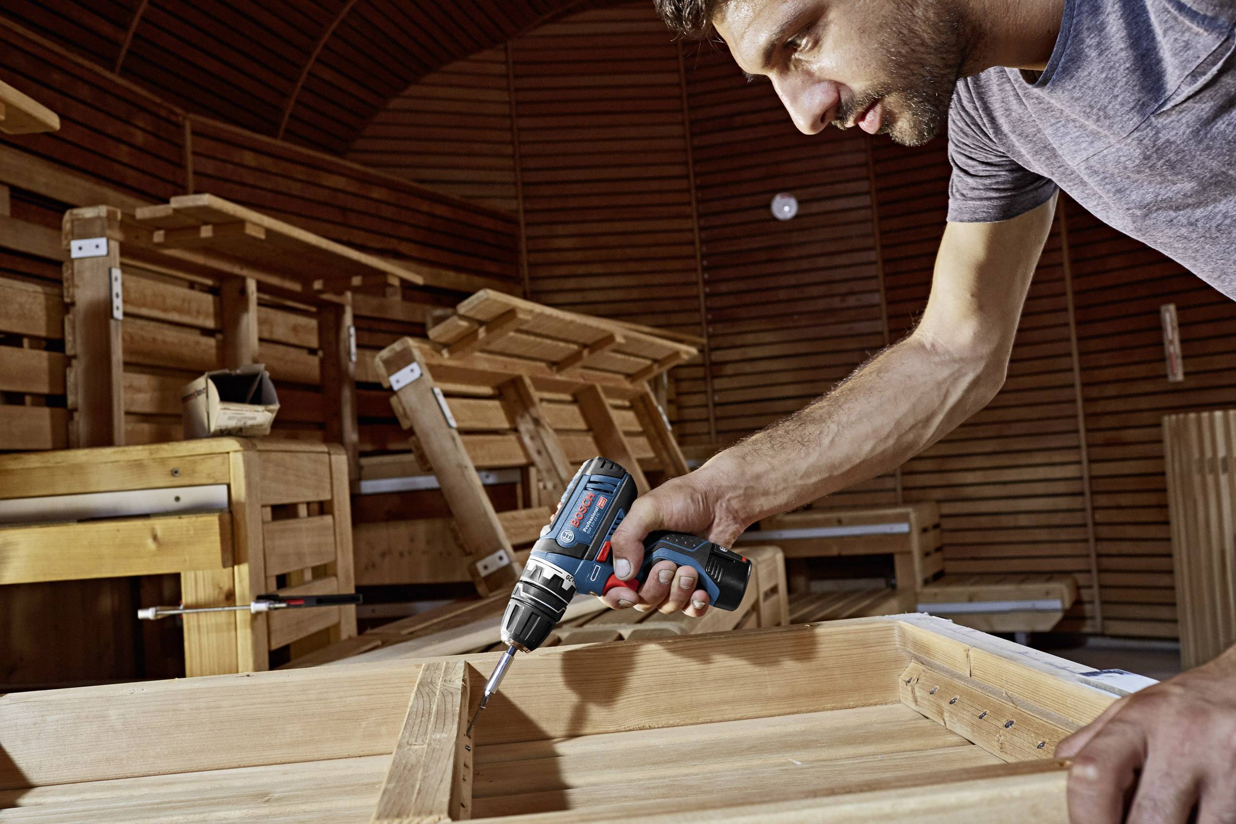 Bosch Professional GSR 12V-15 + GLI DeciLED Akku-Bohrschrauber 12V 2 Ah, 4Ah Li-Ion inkl. Akku-Lampe, inkl. 2. Akku, mit Zubehör