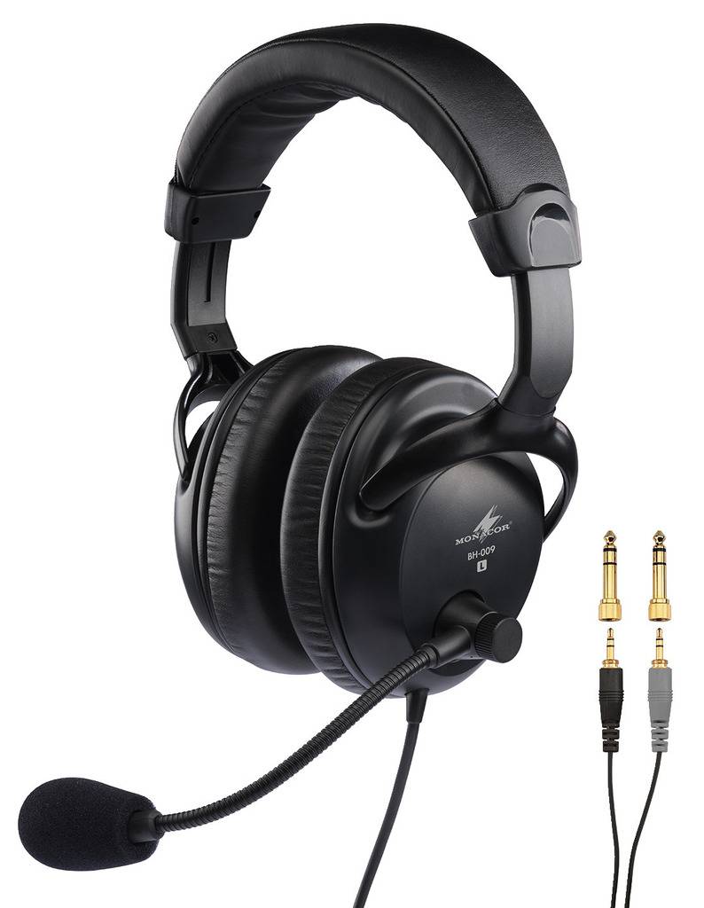 Schwarzes Over-Ear-Headset mit Mikrofon und abnehmbaren Kabeln, zwei verschiedene Stecker. Ideal für professionelle Audioanwendungen.