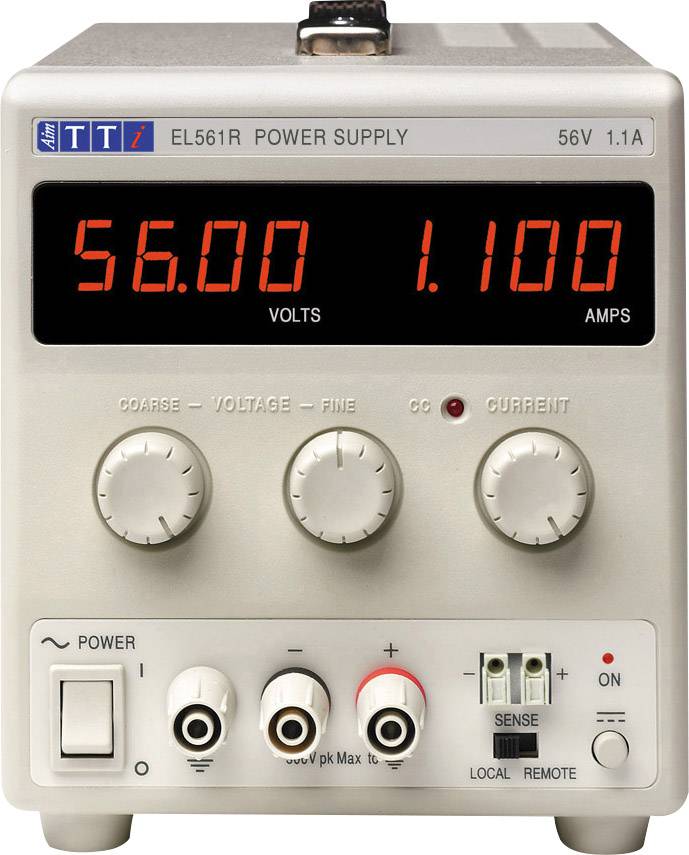 Netzteilgerät mit Anzeige '56.00 VOLTS' und '1.100 AMPS'. Zwei Drehregler zur Fein- und Grobeinstellung von Spannung und Stromstärke.