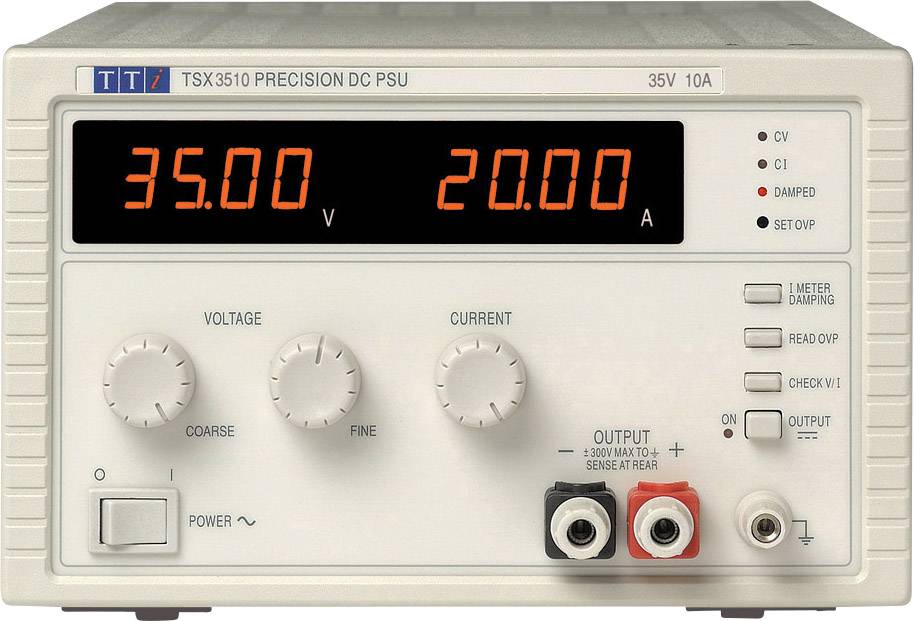 Ein digitales Labornetzgerät zeigt 35,00 Volt und 20,00 Ampere an. Die Frontplatte hat Knöpfe zur Spannungseinstellung und verschiedene Anschlüsse.