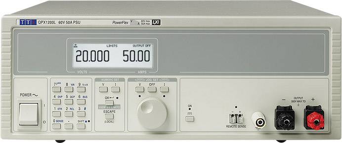 Ein graues elektronisches Prüfgerät mit Display zeigt '20.000' Volt und '50.00' Ampere. Links sind diverse Knöpfe und Anschlüsse sichtbar.