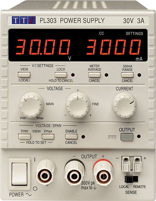 Elektrisches Netzgerät mit digitaler Anzeige zeigt '30.00 V' und '3000 mA'. Bedienelemente für Spannung, Strom und Ausgänge sichtbar.