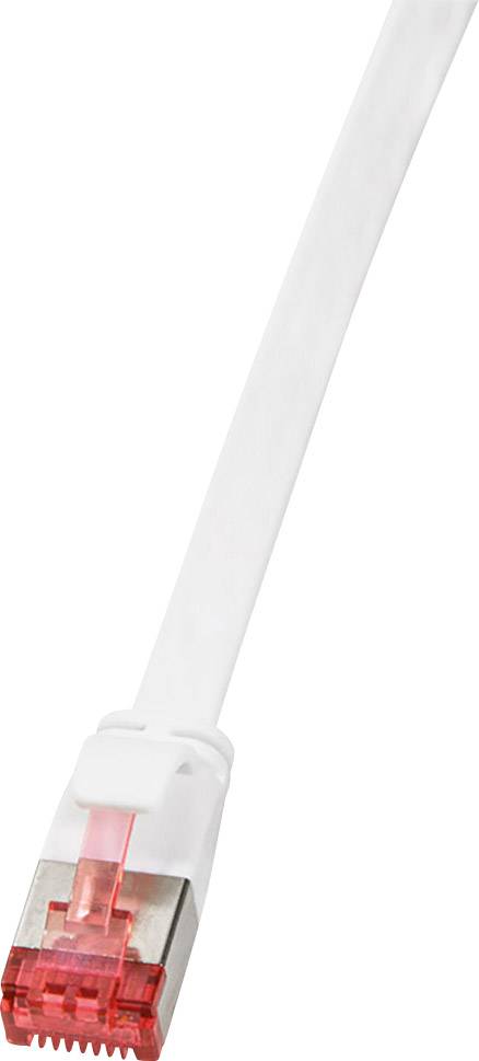 Ein weißes Ethernet-Kabel mit rotem Stecker, verwendet für Netzwerkverbindungen.