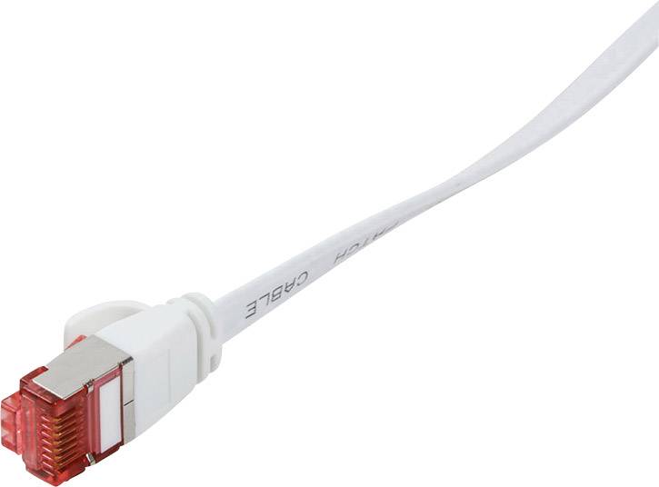 Ein weißes Ethernet-Kabel mit rotem Stecker liegt gebogen vor einem weißen Hintergrund.
