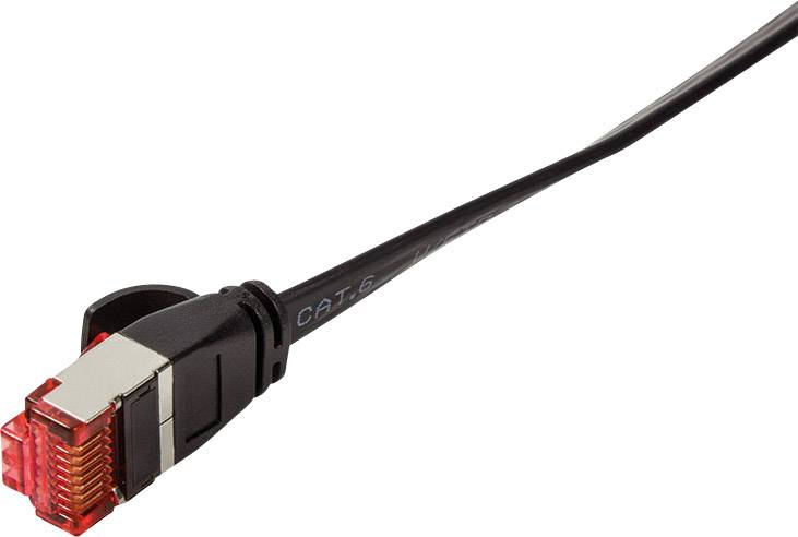 Ein schwarzes Ethernet-Kabel mit einem roten Stecker, das zur Datenübertragung in Netzwerken verwendet wird.