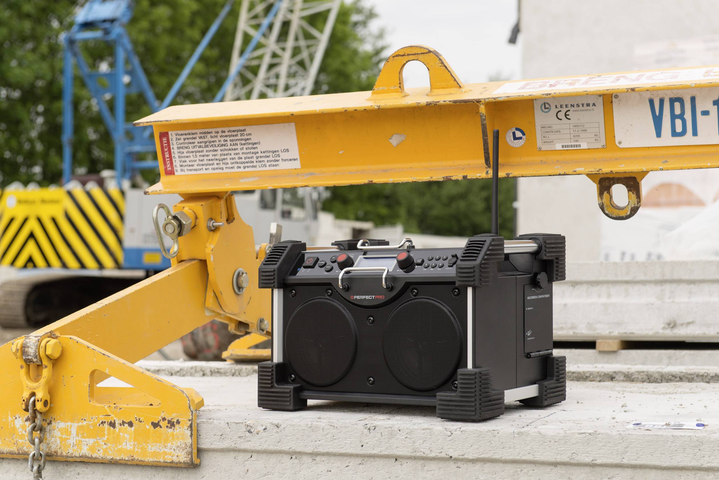 PerfectPro Rockhart BT Baustellenradio DAB+, UKW AUX, Bluetooth®  Akku-Ladefunktion, spritzwassergeschützt, staubdicht, stoßfest, wiederaufladbar S