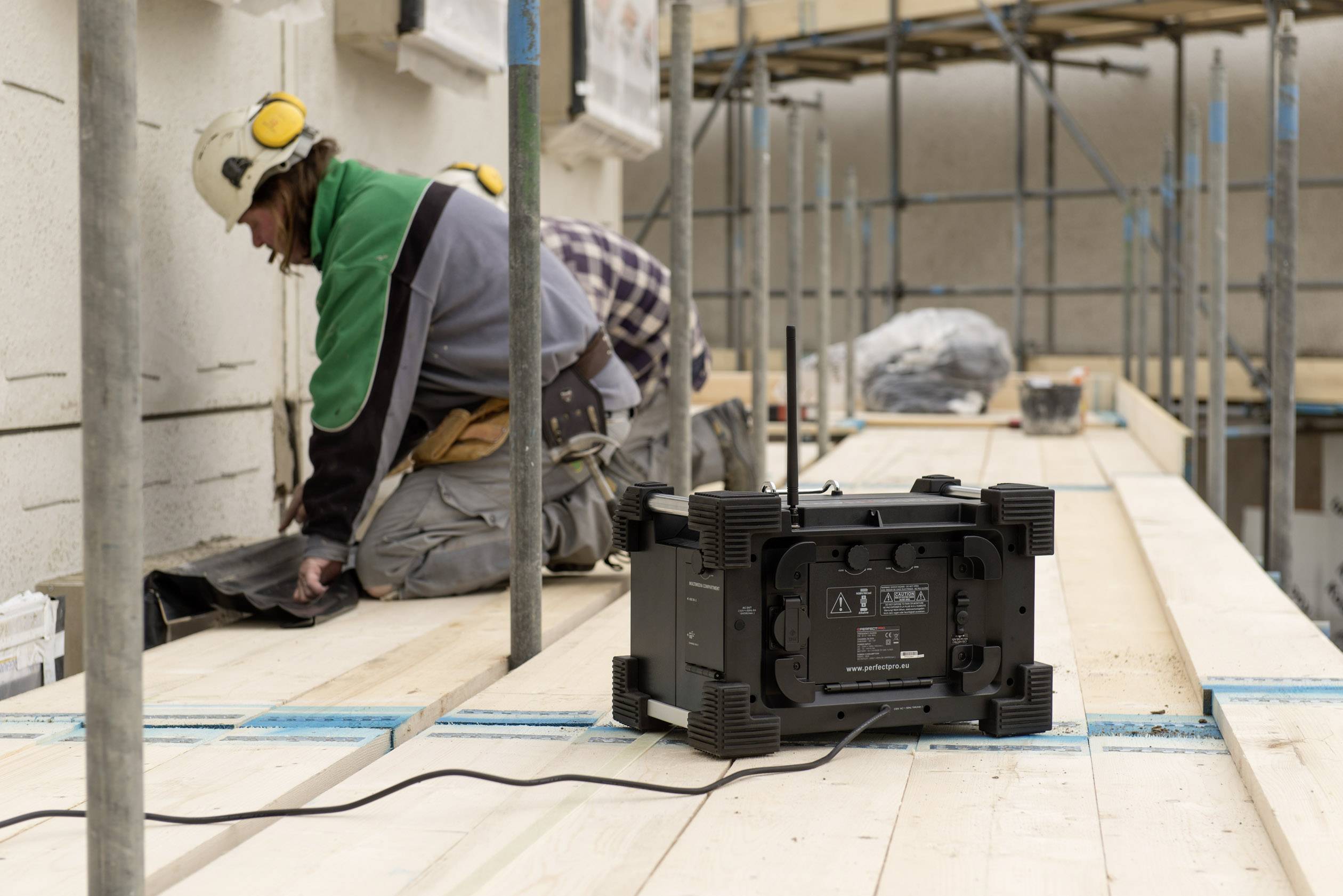 PerfectPro Rockhart BT Baustellenradio DAB+, UKW AUX, Bluetooth®  Akku-Ladefunktion, spritzwassergeschützt, staubdicht, stoßfest, wiederaufladbar S