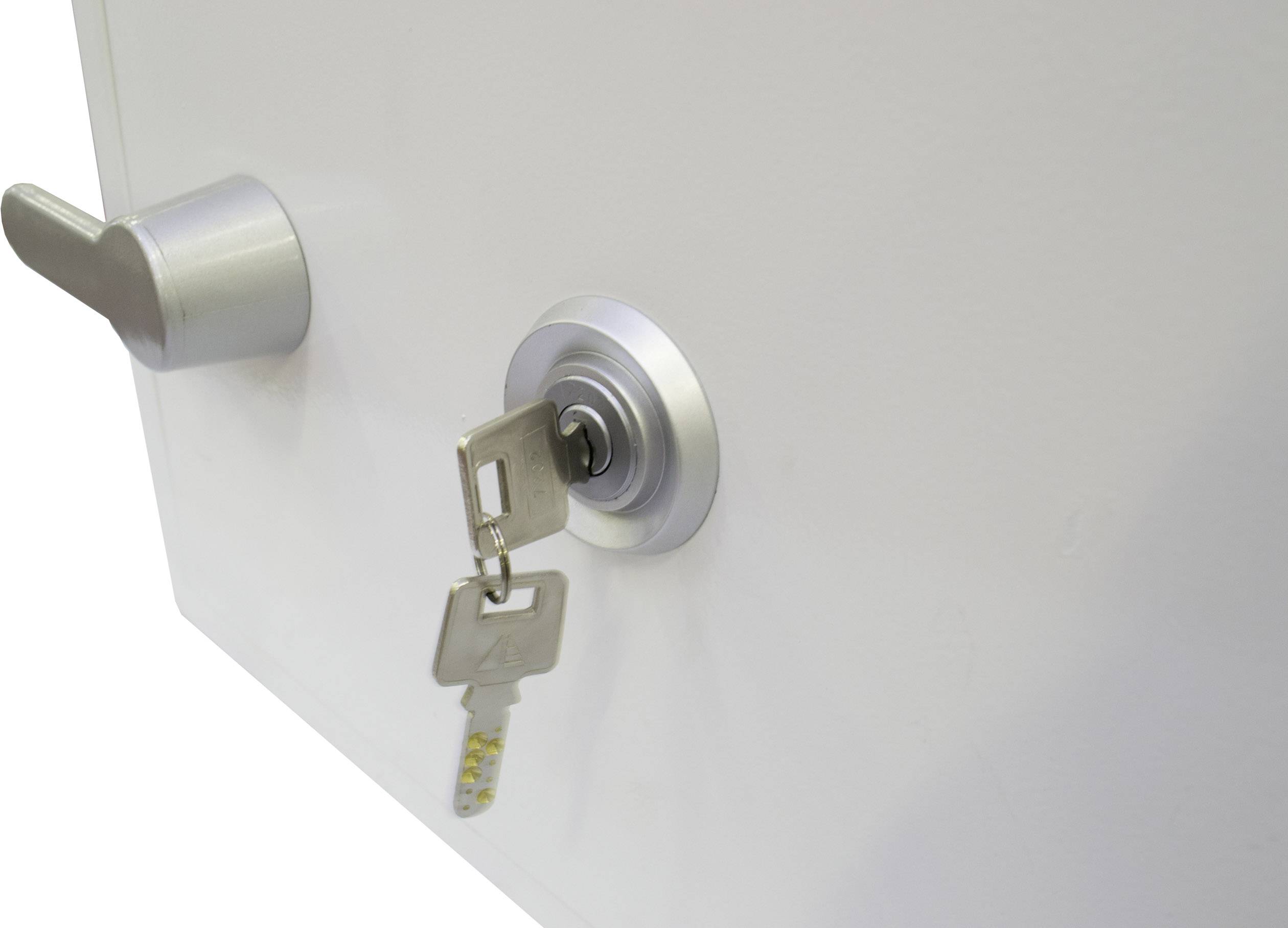 Eine Tür mit einem runden Schloss, in dem ein Schlüssel steckt. Links ist ein silberner Türgriff sichtbar.