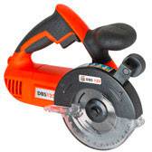 Ein rotes und schwarzes Elektrowerkzeug, vermutlich eine Handkreissäge, mit Griff und sichtbarem Sägeblatt.