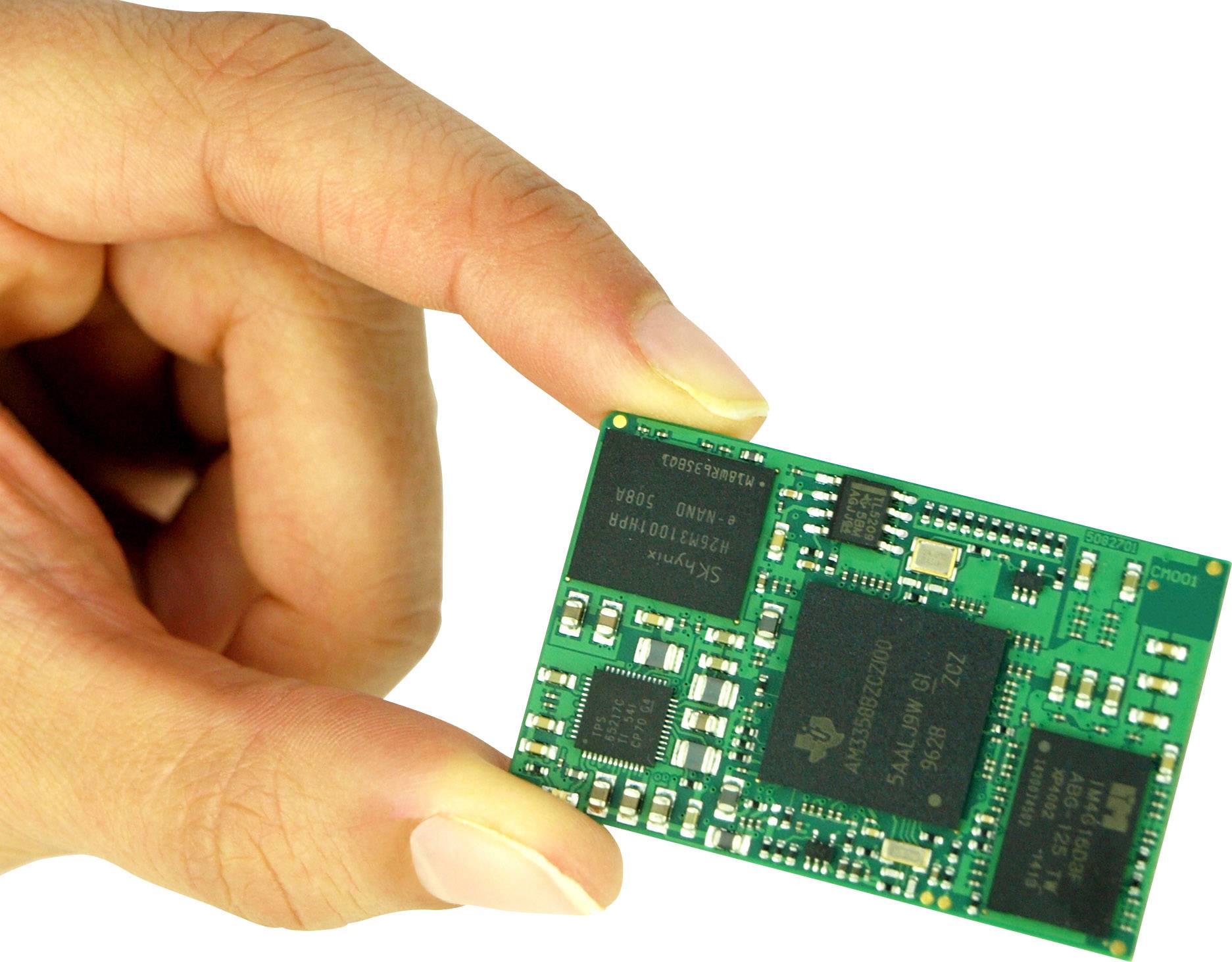 Eine Hand hält einen kleinen grünen Mikrochip mit mehreren Komponenten; er symbolisiert moderne Technologie und Miniaturisierung.