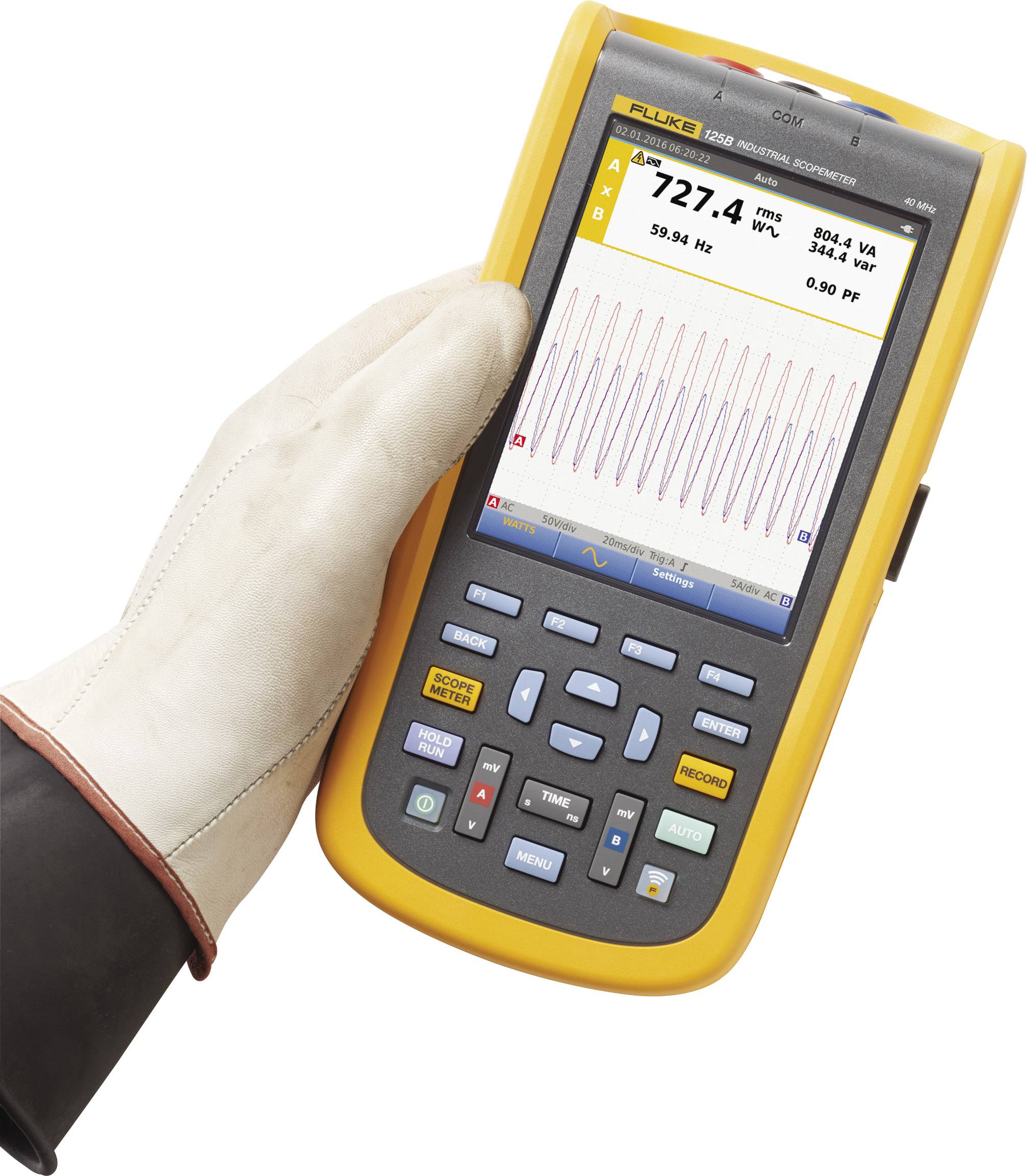 Eine behandschuhte Hand hält ein gelbes tragbares Testgerät mit einem Bildschirm, der elektrische Messdaten und Wellenformen anzeigt.