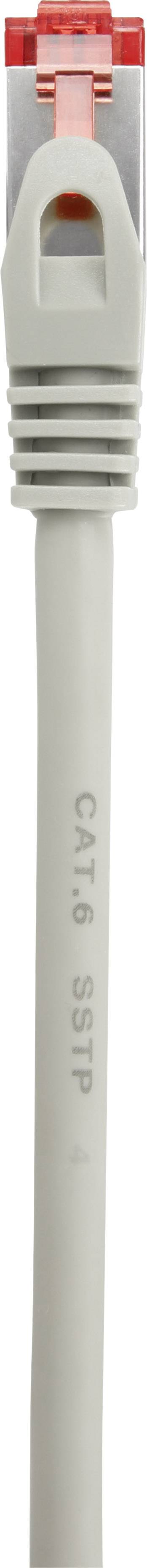 Nahaufnahme eines grauen Ethernet-Kabels mit rotem Stecker, auf dem 'CAT.6 S/FTP' aufgedruckt ist.