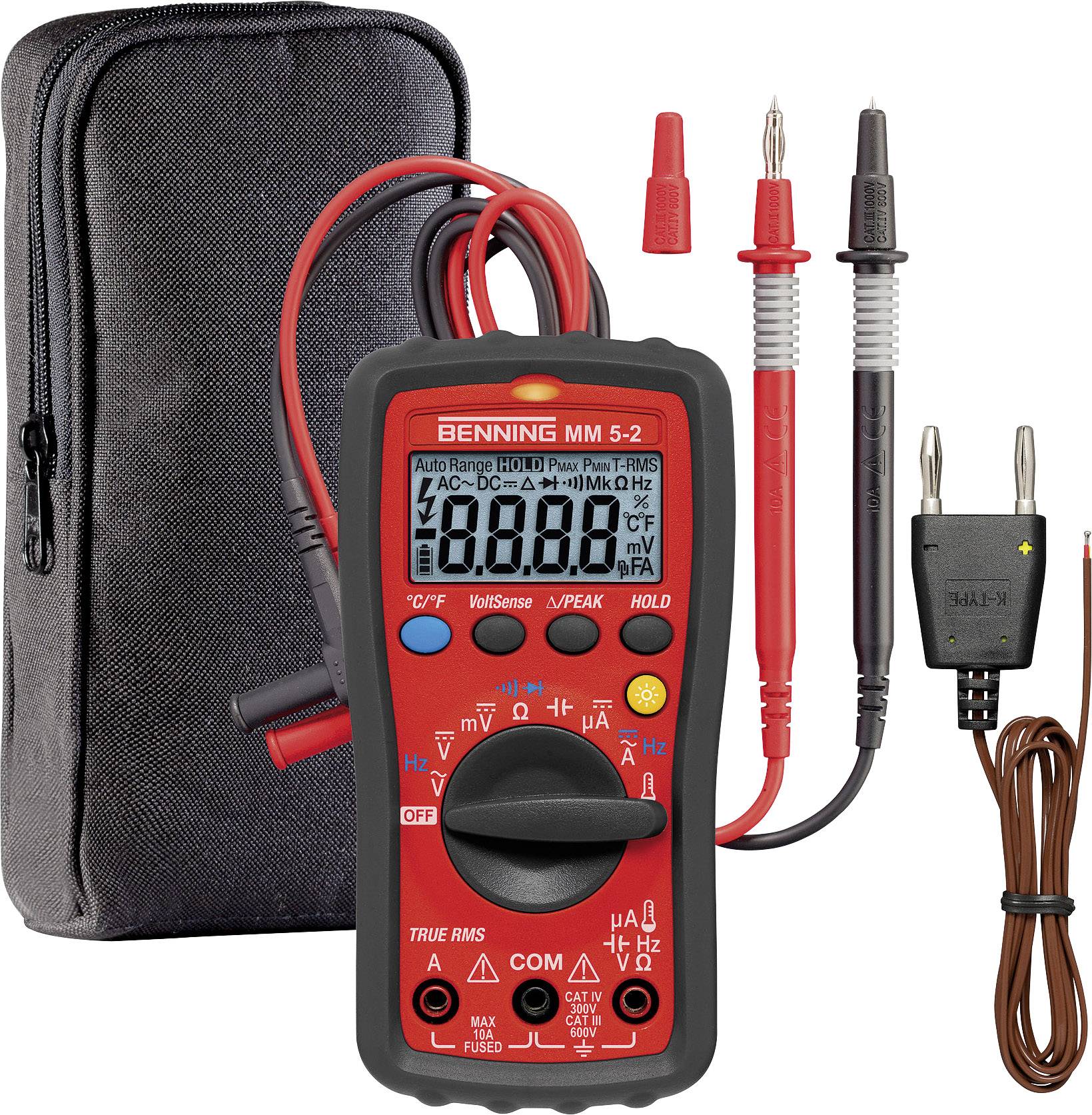 Digital-Multimeter mit roter, gummierter Hülle, Anzeige und mehreren Messleitungen. Im Hintergrund eine schwarze Transporttasche.