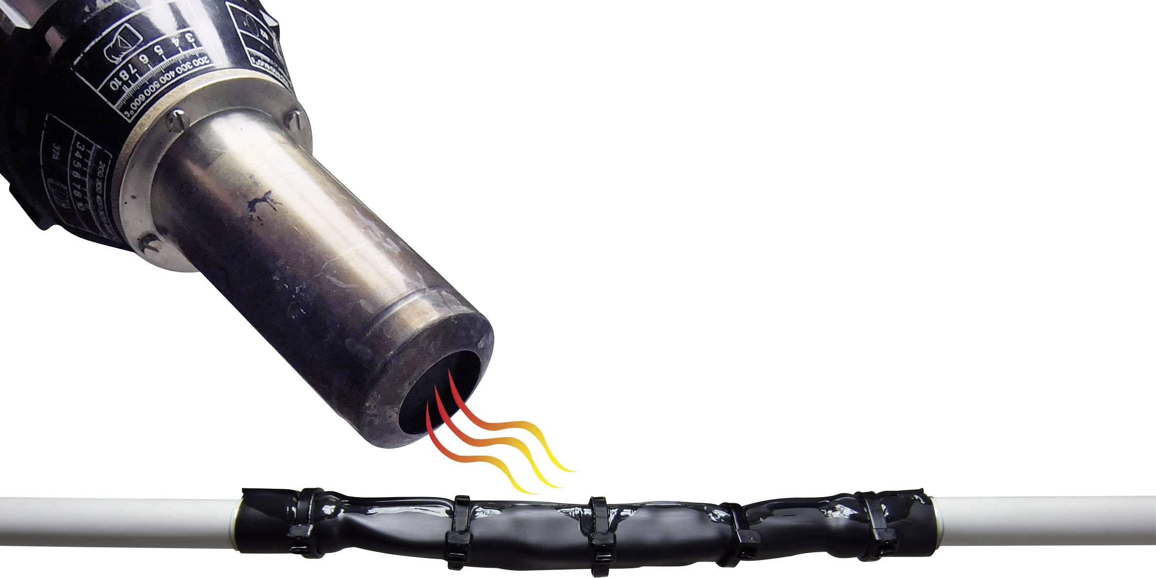 Heißluftgebläse erhitzt ein Schrumpfschlauch um ein Rohr. Der Schlauch zieht sich zusammen, um es dicht abzudecken.