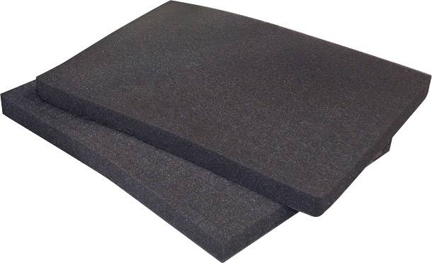 Zwei schwarze Schaumstoffplatten übereinanderliegend. Ideal zur Geräuschdämpfung und als Schutzmaterial geeignet.