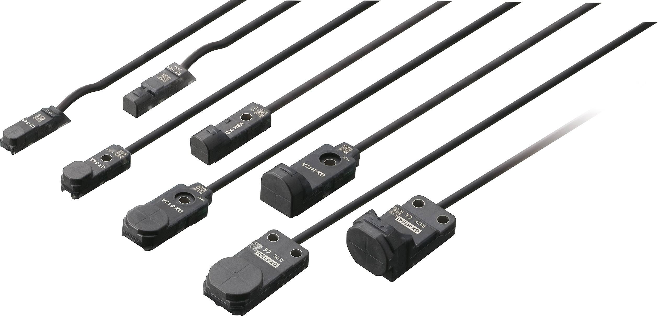 Verschiedene schwarze Näherungssensoren in unterschiedlicher Größe und Form, mit Kabeln für elektrische Verbindungen.