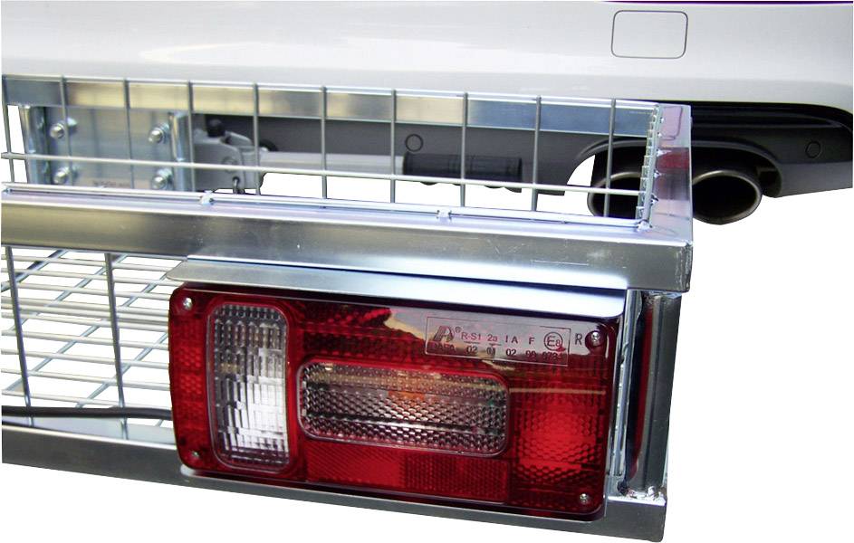 Nahaufnahme eines Auto-Rücklichts mit einem Metallgittergepäckträger. Rücklicht leuchtet nicht. Gepäckträger montiert am Heck des Fahrzeugs.