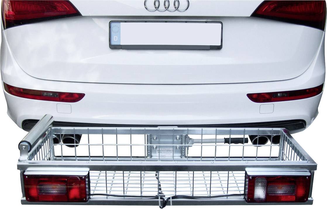 Ein hinteres Auto mit offenem Gepäckträger. Ein leerer Metallkorb ist an der Anhängerkupplung befestigt, bereit zur Beladung.