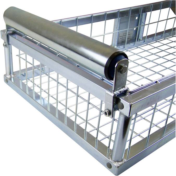 Ein Metallkorb mit Rollen, geeignet zur Aufbewahrung oder Transport von Gegenständen. Rechteckige Form mit Gitterstruktur.