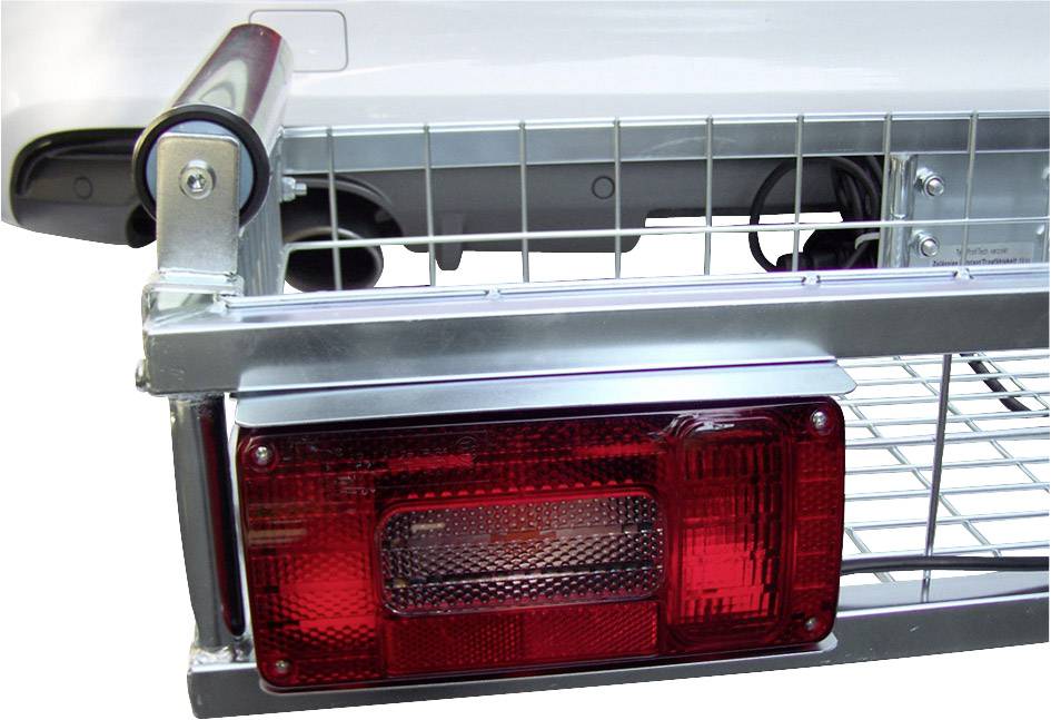 Nahaufnahme eines Heckträgers mit rotem Rücklicht und Drahtkorb an einem Auto montiert, zeigt Befestigungsmechanismus und Rückansicht.