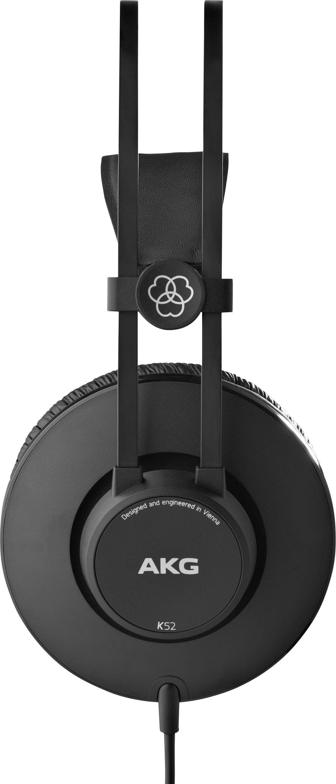 Ein einzelner schwarzer Over-Ear-Kopfhörer mit Logo 'AKG' und Modellnummer 'K52' auf einer Ohrmuschel, abgebildet von der Seite.