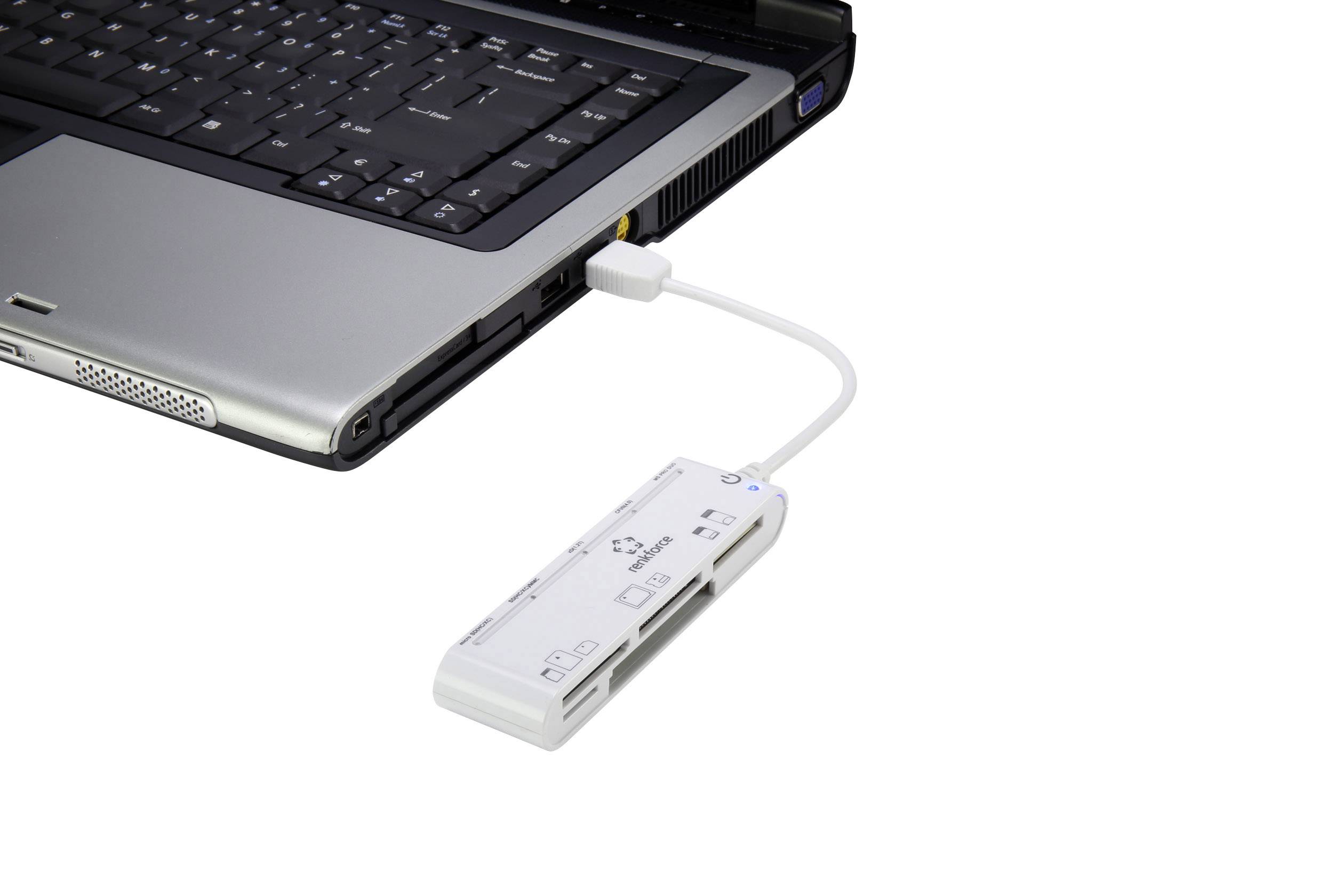 Ein Laptop mit einer angeschlossenen USB-Kartenlesegerät. Der Kartenleser empfängt Daten von verschiedenen Kartenformaten.