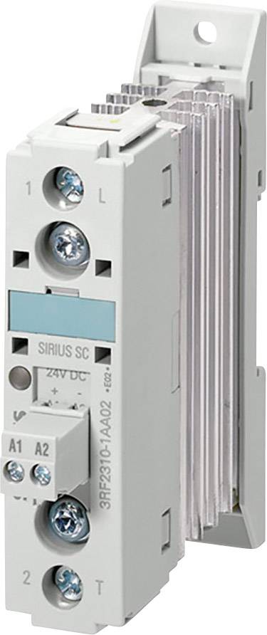 Ein eingeschaltetes industrielles Steuerungsrelais mit mehreren elektrischen Anschlüssen an der Vorderseite.