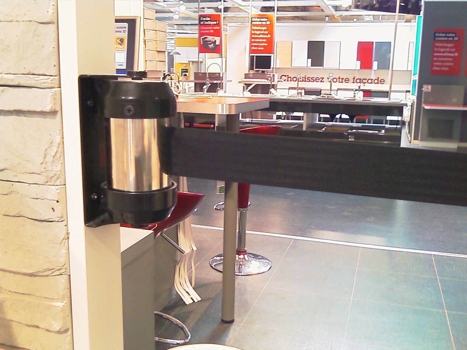 Ein schwarzes Sicherheitsband mit Metallhalterung verhindert den Durchgang zu einem Bereich in einem Geschäft oder Café.