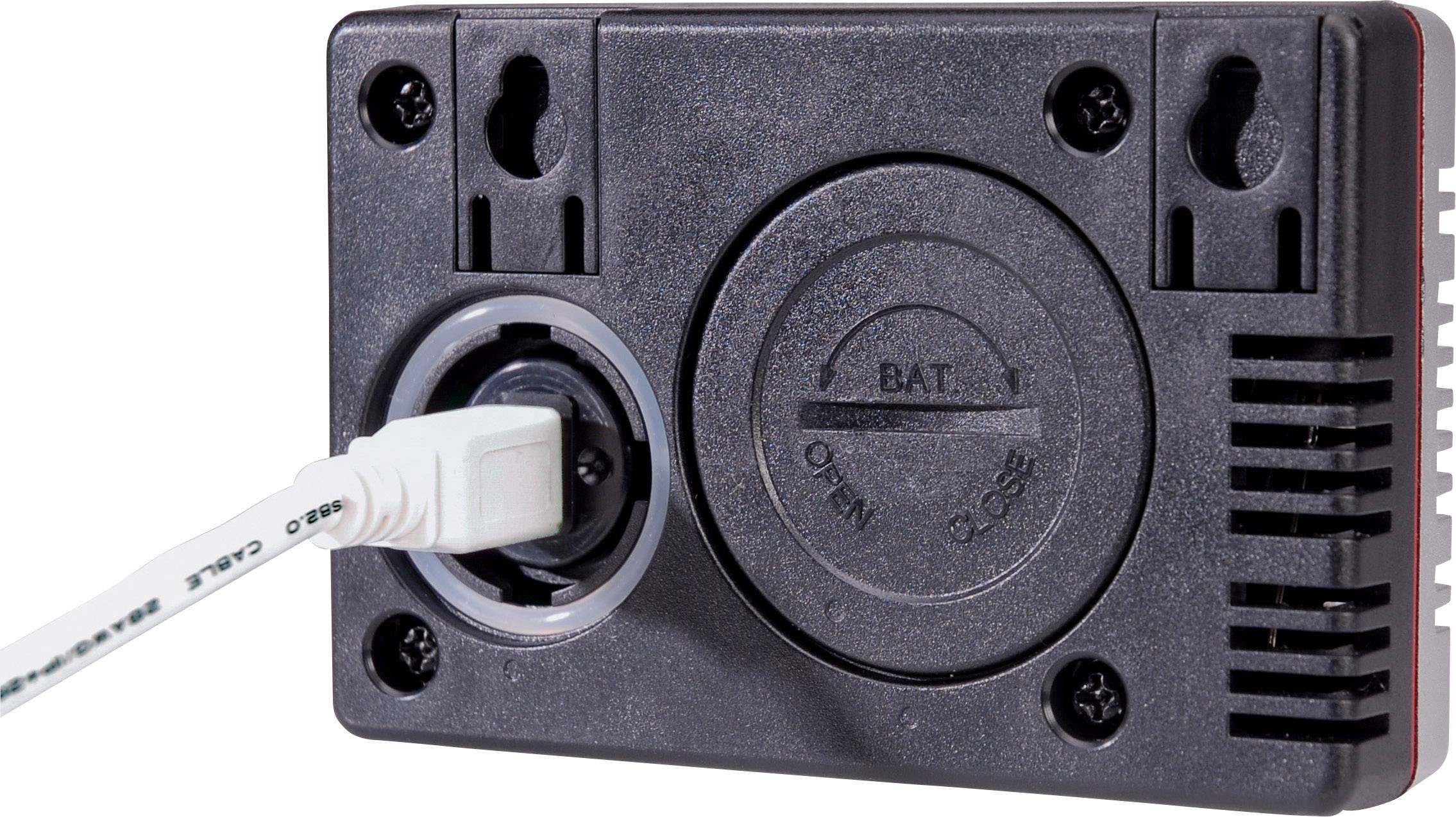 Rückseite eines elektrischen Geräts mit eingestecktem Kabel, Batterieabdeckung und Lüftungsschlitzen.