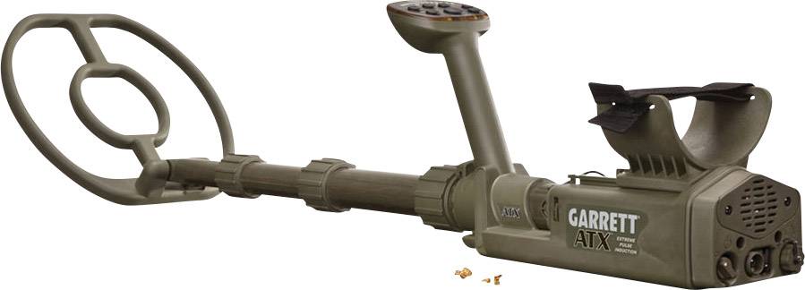Metalldetektor Garrett ATX mit kreisförmiger Suchspule, robustem Gehäuse und ergonomischem Griff für den Einsatz in verschiedenen Geländearten.