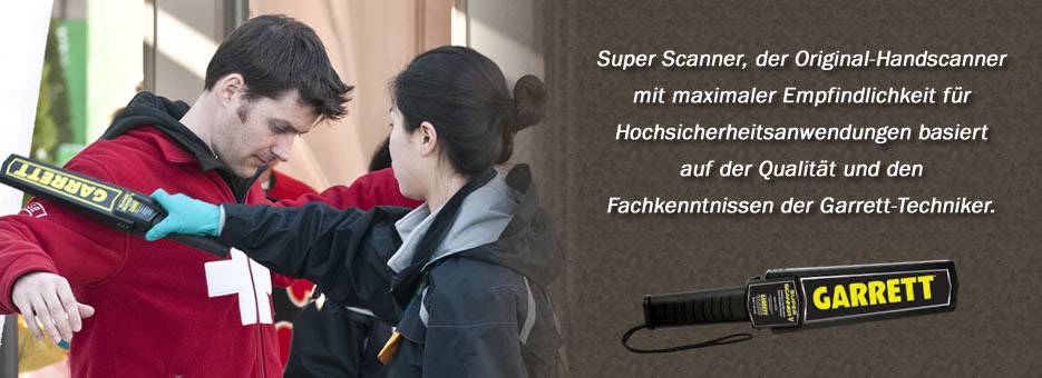 Mann wird von einer Sicherheitskraft mit einem Handscanner überprüft. Text auf Deutsch beschreibt die Qualität und die Fachkenntnisse der Garrett-Techniker.