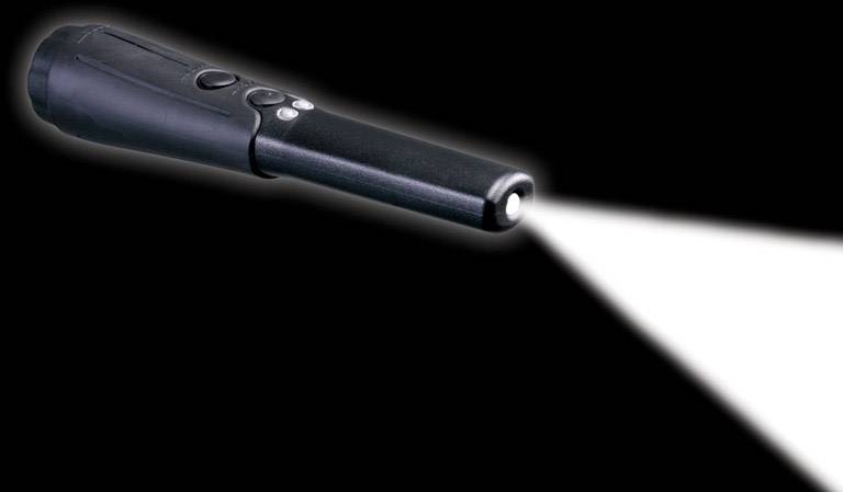 Schwarze Taschenlampe strahlt helles Licht aus, das nach vorne gerichtet ist.