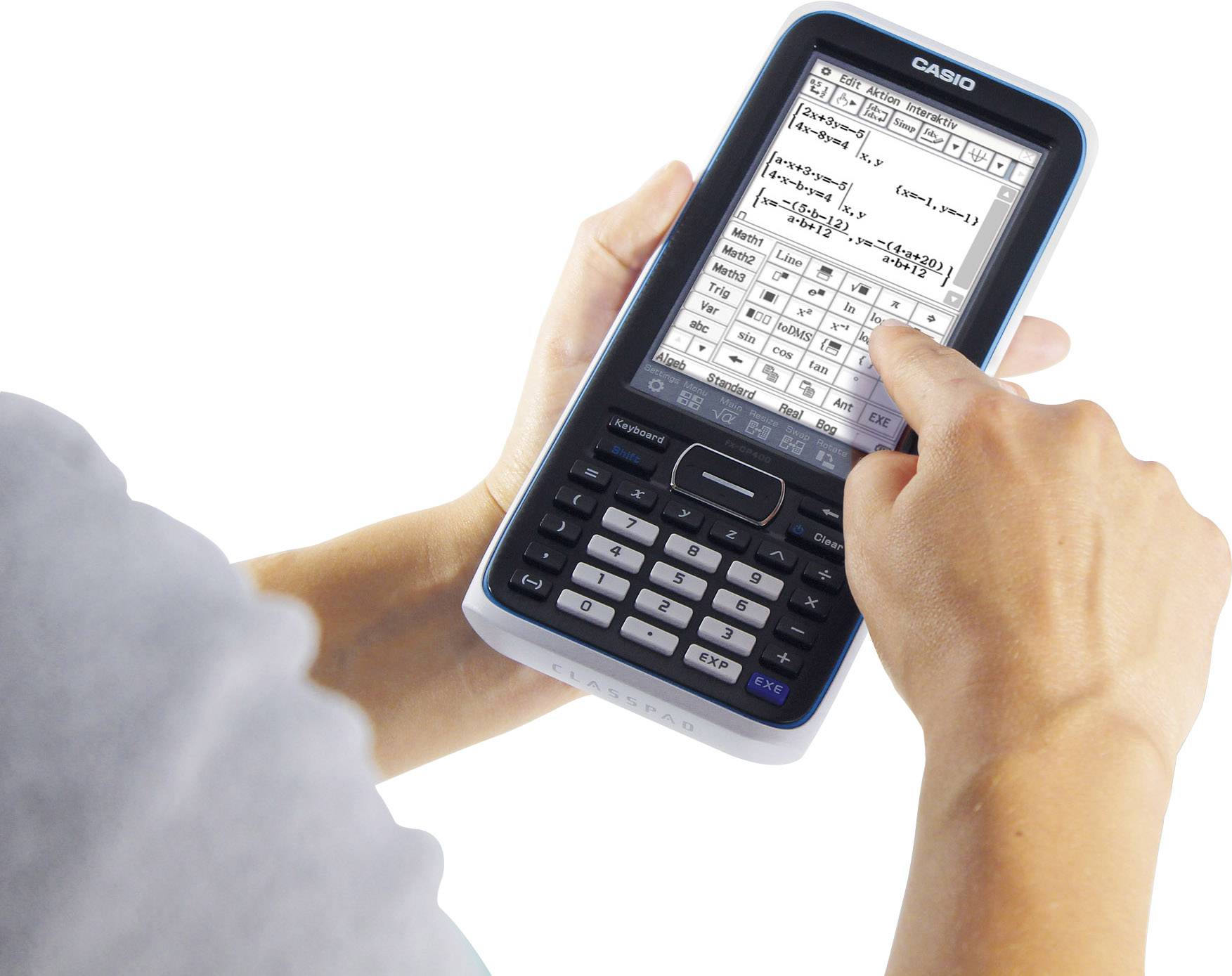 Person bedient einen graphischen Taschenrechner, löst komplexe mathematische Aufgaben auf dem Display.