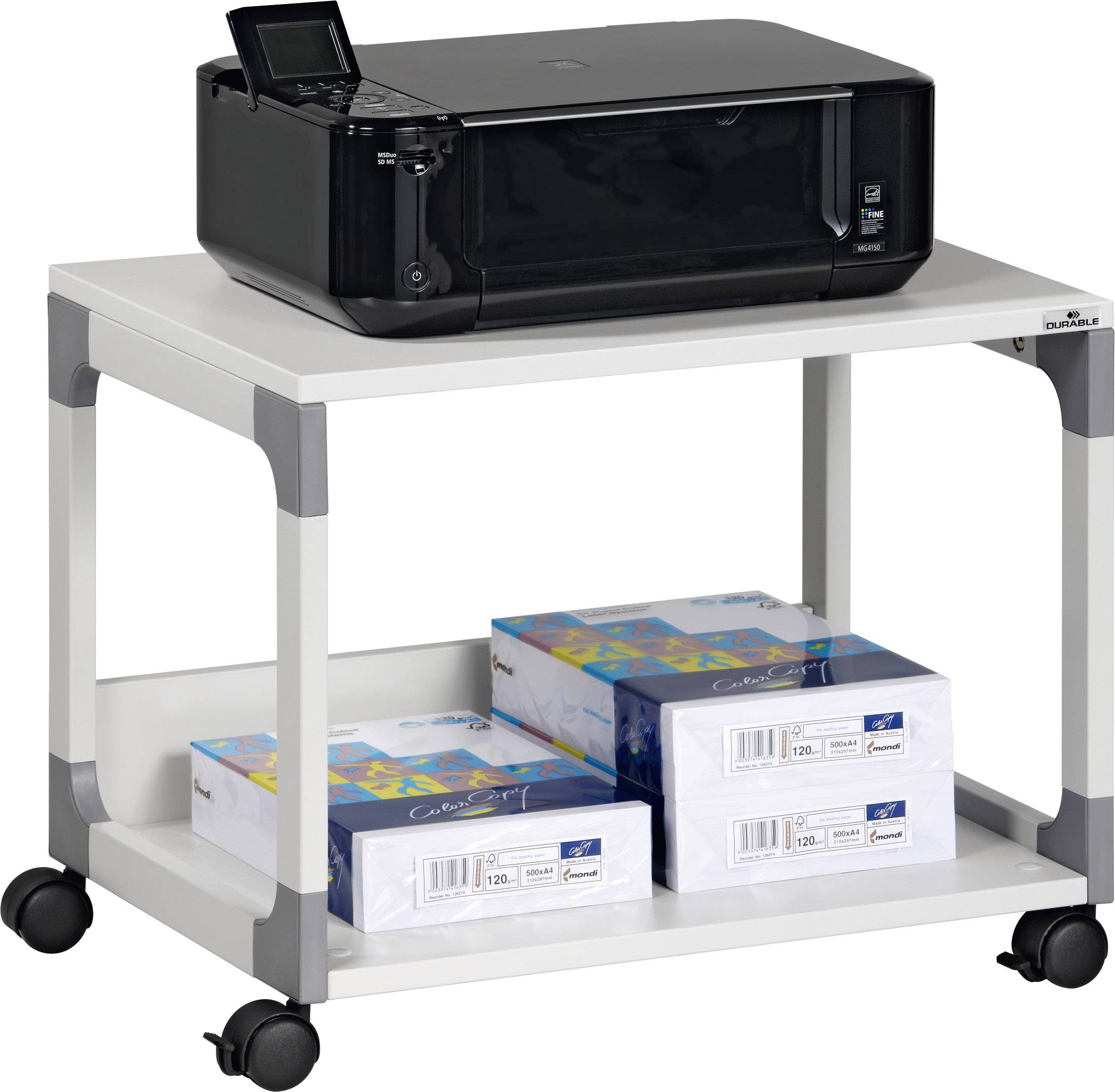 Ein Drucker steht auf einem weißen Druckerwagen mit Rollen. Unter dem Drucker befinden sich vier Packungen Kopierpapier auf einem Regal.