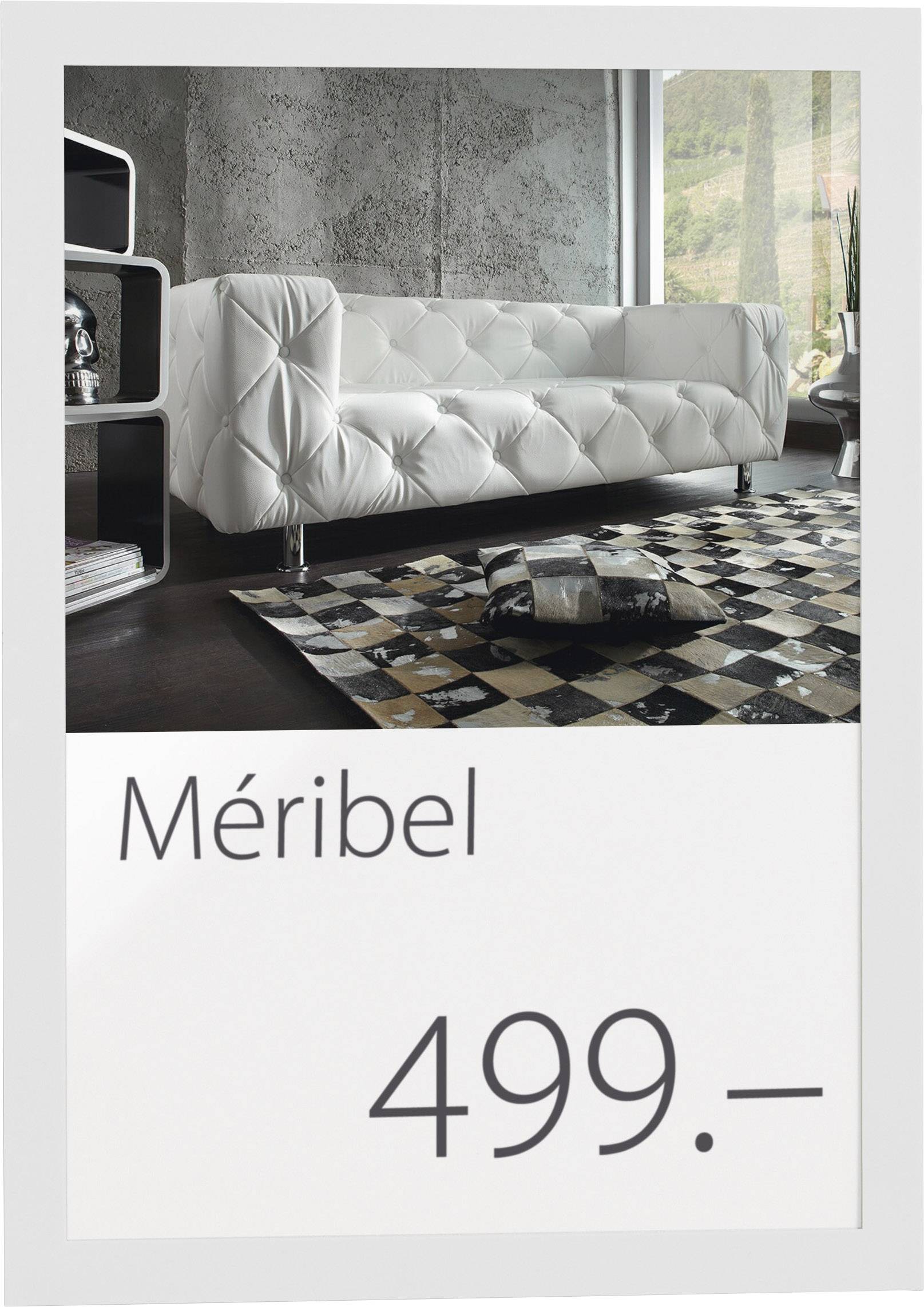 Weiße Couch in modernem Raum mit quadratischem Musterteppich. Text auf dem Bild: 'Méruibel 499.–'.