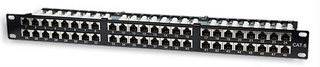 Patchpanel mit mehreren Ethernet-Anschlüssen, geeignet für die Organisation und Verbindung von Netzwerkverkabelungen in einem Serverraum.