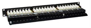 Ein schwarzes Patchpanel mit mehreren weißen Anschlüssen, montierbar in einem Netzwerkschrank. Es ermöglicht die Organisation von Kabelverbindungen.