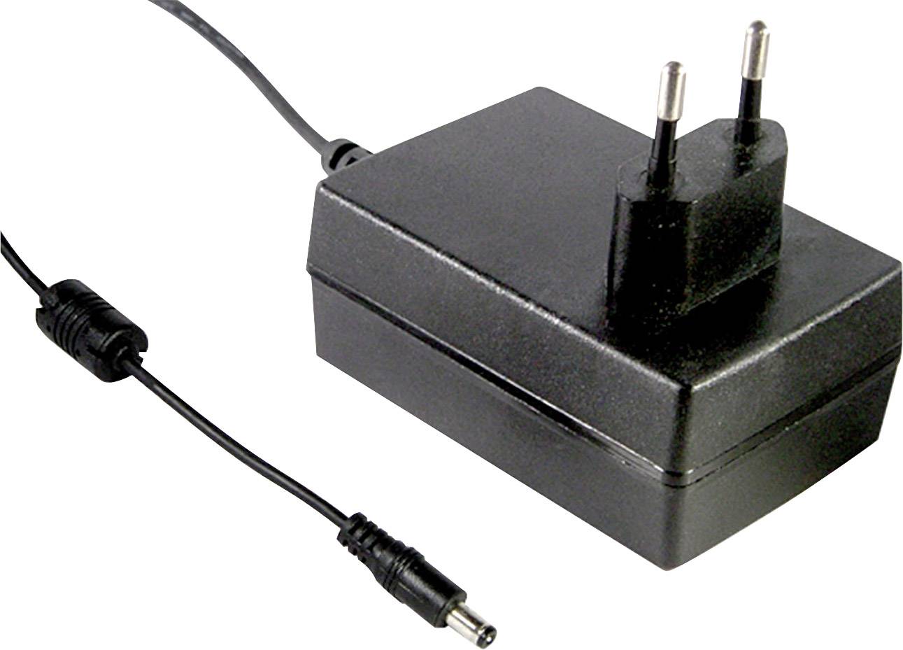Schwarzes Ladegerät mit Netzkabel und Eurostecker. Schnur mit einem Anschlussadapter.