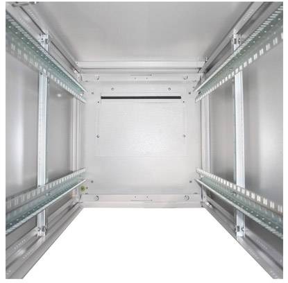 Blick in einen leeren metallenen Schaltschrank ohne sichtbare Bauteile oder Kabel, geeignet für elektrotechnische Installationen.
